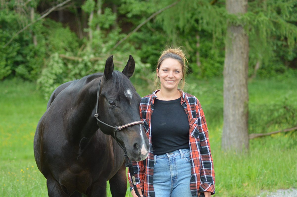Juana, Gründerin von Hipparia, mit ihrer Stute Kid